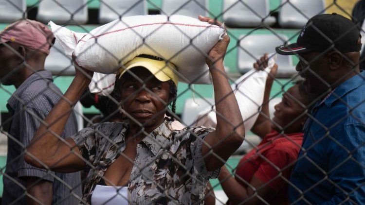 El gobierno haitiano distribuye alimentos a los desplazados internos en el día de la solidaridad. (ANSA)