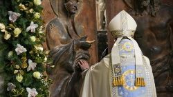 ರೋಮ್ ನಗರದ ಸೇಂಟ್ ಮೇರಿ ಮೇಜರ್ ಮಹಾದೇವಾಲಯದ ಪವಿತ್ರ ದ್ವಾರ ತೆರೆಯುತ್ತಿರುವುದು 