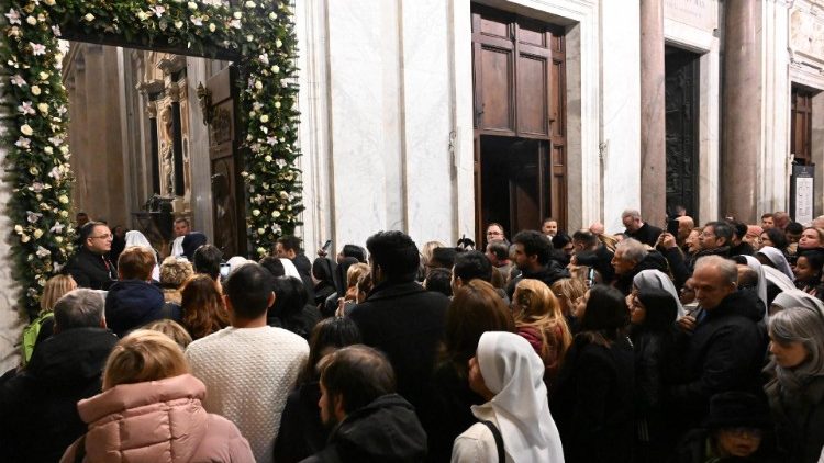 A h&iacute;vek bel&eacute;pnek a szent kapun a Santa Maria Maggiore r&oacute;mai bazilik&aacute;ba