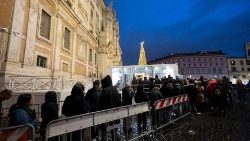 ഫ്രാൻസിസ് പാപ്പായുടെ കബറിടം സന്ദർശിച്ചു പ്രാർത്ഥിക്കുന്നതിനു രാത്രി വൈകിയും ആളുകളുടെ തിരക്ക് 