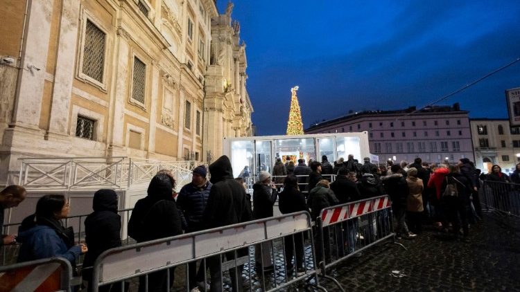 Šventųjų durų piligrimai eina į M. Marijos Didžiosios baziliką