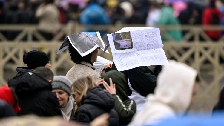 Der Osservatore Romano - nicht nur Lektüre, sondern auch ein wirksamer Regenschutz...