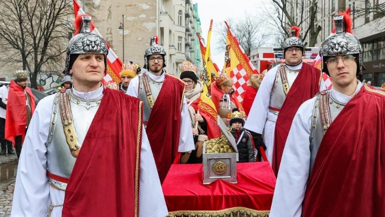 திருக்காட்சிப் பெருவிழா கொண்டாட்ட ஊர்வலத்தின்போது மக்கள் 