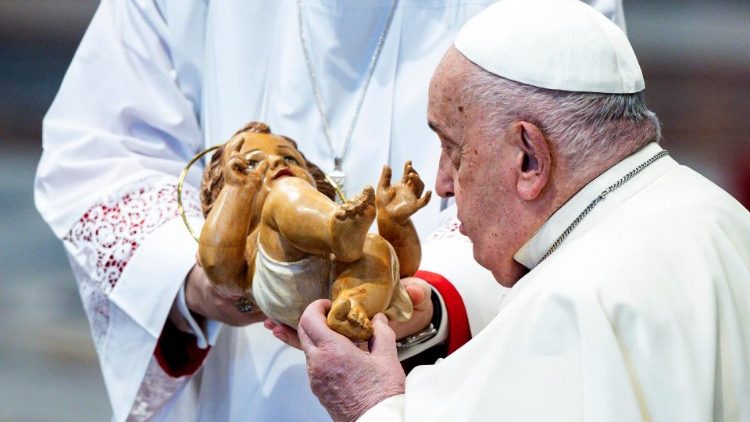 பாலன் இயேசுவை முத்தமிடும் திருத்தந்தை பிரான்சிஸ்