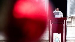 Il Papa, non dimentichiamo di pregare per la pace