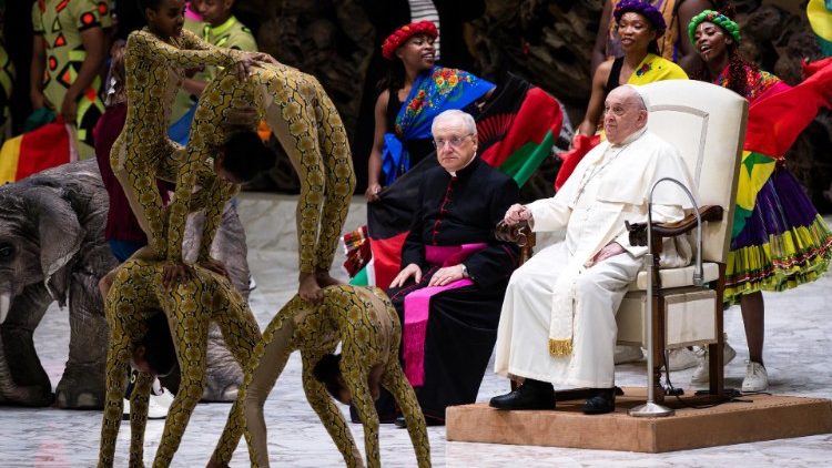 कलाबाजों का प्रदर्शन