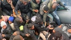 Una vida llegada a bordo de un bote de inmigrantes se ha convertido en un pesebre entre olas que con demasiada frecuencia se tragan vidas.