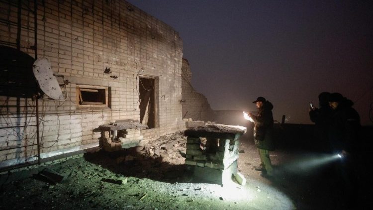 Pessoas inspecionam os danos após destroços de um drone caído atingirem um prédio residencial em Kiev, Ucrânia, 10 de janeiro de 2025, em meio à invasão russa. Destroços de um veículo aéreo não tripulado (UAV) russo atingiram um prédio alto no distrito de Solomianskyi, em Kiev, escreveu o chefe da Administração Militar da Cidade de Kiev, Tymur Tkachenko, em telegrama, acrescentando que nenhum ferimento foi relatado no incidente. EPA/SERGEY DOLZHENKO