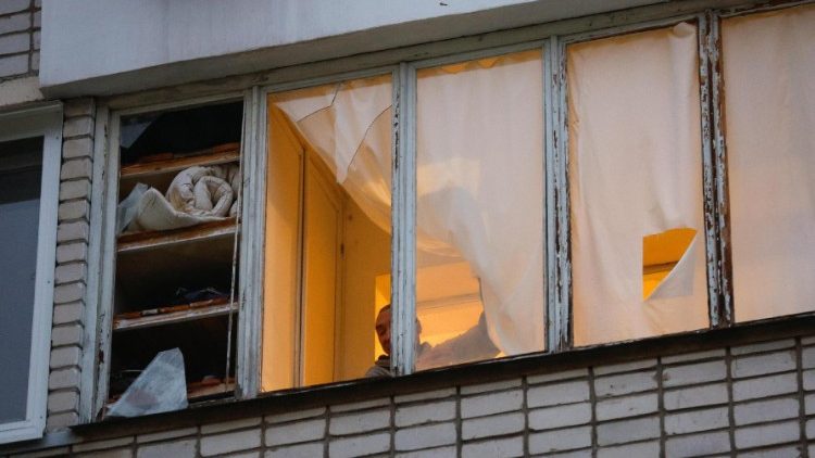 Um homem local remove fragmentos de janelas quebradas em um prédio residencial danificado por destroços de drones em Kiev, Ucrânia, 10 de janeiro de 2025, em meio à invasão russa. Os destroços de um veículo aéreo não tripulado (UAV) russo atingiram um prédio alto no distrito de Solomianskyi, em Kiev, escreveu o chefe da Administração Militar da Cidade de Kiev, Tymur Tkachenko, em um telegrama, acrescentando que nenhum ferimento foi relatado no incidente. EPA/SERGEY DOLZHENKO