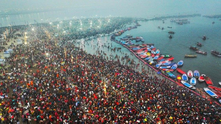 I fedeli celebrano la Kumbh Mela nell'Uttar Pradesh