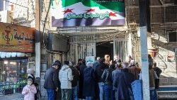 Syrer stehen in Damaskus an, um ihre Pässe zu bekommen