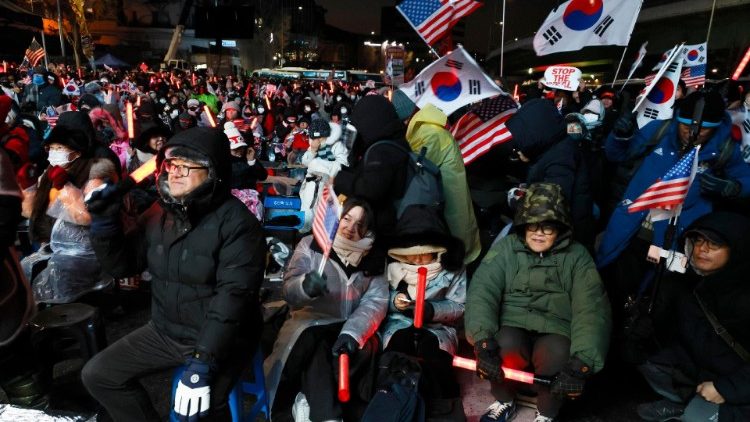 La folla nelle strade di Seul dopo l'arresto del presidente Yoon