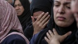 I palestinesi piangono i propri morti all'ospedale di Deir Al Balah dopo un attacco aereo israeliano nella zona centrale di Gaza (2025)