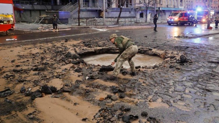Equipes de resgate e policiais trabalham no local de um ataque de míssil em Kiev, Ucrânia, 18 de janeiro de 2025, em meio à invasão russa. Pelo menos três pessoas foram mortas e outras três ficaram feridas como resultado do bombardeio russo em Kiev, de acordo com o Serviço de Emergência Estatal da Ucrânia (SESU). EPA/SERGEY DOLZHENKO