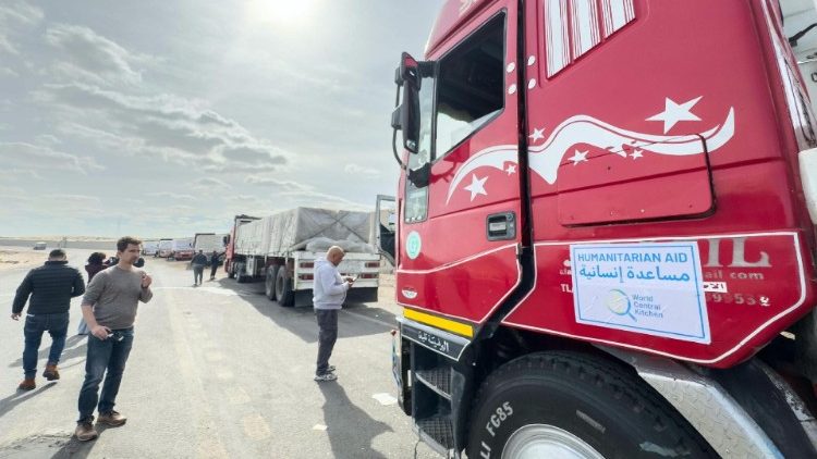 LKWs mit Hilfsgütern warten am Grenzübergang zwischen Ägypten und Gaza am 19.1.2025 