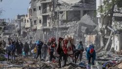 Des Palestiniens déplacés rentrent chez eux après l'instauration du cessez-le-feu