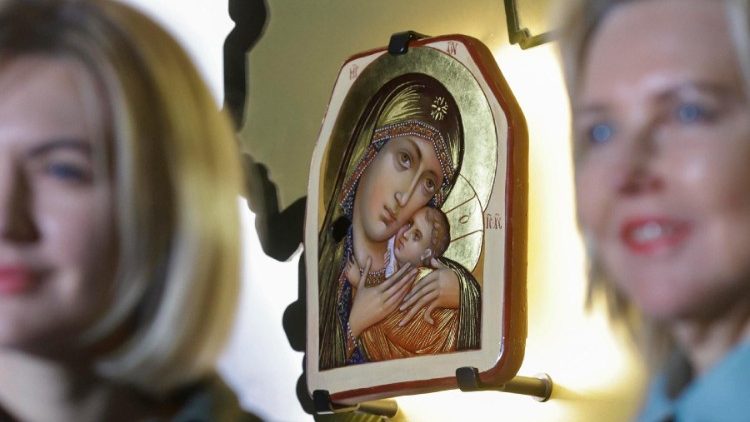 Visitantes olham para ícones pintados em placas de blindagem usadas durante o projeto de arte "Altar da Liberdade" em Kiev, Ucrânia, 22 de janeiro de 2025, em meio à invasão russa em andamento. Os ícones foram pintados nas placas de blindagem usadas de coletes à prova de balas que salvaram as vidas de soldados ucranianos na linha de frente. Todo ano, em 22 de janeiro, a Ucrânia celebra o aniversário da Unificação da Ucrânia Oriental e Ocidental em 1919. EPA/SERGEY DOLZHENKO