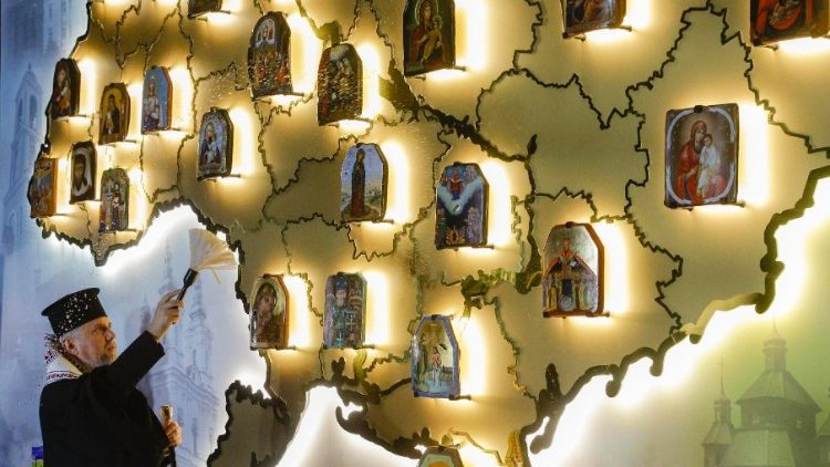 O Metropolita Epifânio (E), lèider da Igreja Ortodoxa da Ucrânia (OCU), abençoa ícones ortodoxos realizados em placas blindadas e colocados em um mapa simbólico da Ucrânia, durante o projeto de arte "Altar da Liberdade" em Kiev, Ucrânia, 22 de janeiro de 2025, em meio à invasão russa em andamento. Os ícones foram pintados nas placas de blindagem usadas de coletes à prova de balas que salvaram as vidas de soldados ucranianos na linha de frente. Todos os anos, em 22 de janeiro, a Ucrânia celebra o aniversário da Unificação da Ucrânia Oriental e Ocidental em 1919. EPA/SERGEY DOLZHENKO