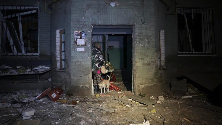 Uma moradora e seu cachorro enquanto os serviços de emergência evacuam o local de um ataque de foguete em um prédio residencial na cidade de Zaporizhzhia, sudeste da Ucrânia, 23 de janeiro de 2025, em meio à invasão russa. Pelo menos uma pessoa foi morta e outras 26 ficaram feridas, incluindo uma criança, de acordo com o relatório do Serviço de Emergência do Estado. EPA/OLEG MOVCHANIUK