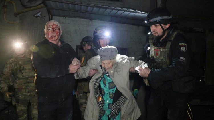 Equipes de resgate e policiais evacuam uma moradora idosa do local de um ataque de foguete em um prédio residencial na cidade de Zaporizhzhia, sudeste da Ucrânia, 23 de janeiro de 2025, em meio à invasão russa. Pelo menos uma pessoa foi morta e outras 26 ficaram feridas, incluindo uma criança, de acordo com o relatório do Serviço de Emergência do Estado. EPA/OLEG MOVCHANIUK