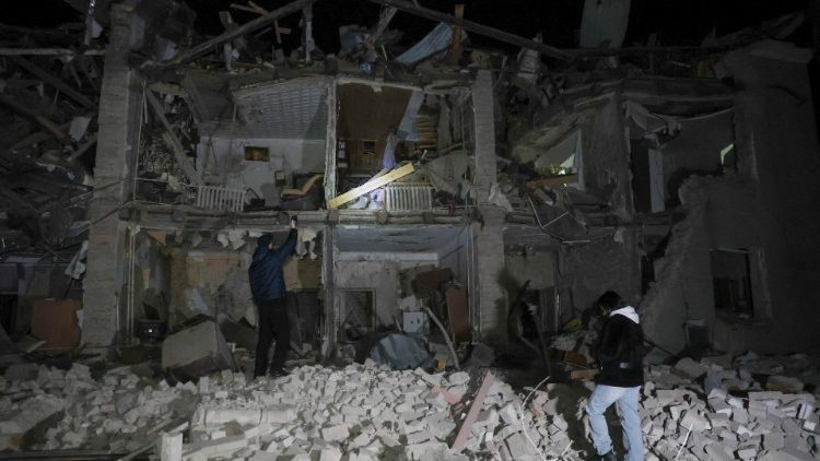 Equipes de resgate e policiais no local de um ataque de foguete a um prédio residencial na cidade de Zaporizhzhia, sudeste da Ucrânia, 23 de janeiro de 2025, em meio à invasão russa. Pelo menos uma pessoa foi morta e outras 26 ficaram feridas, incluindo uma criança, de acordo com o relatório do Serviço de Emergência do Estado. EPA/OLEG MOVCHANIUK