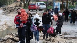 Palestinesi in fuga dalle operazioni militari israeliane a Jenin