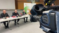 Pressekonferenz in Bozen mit Bischof Ivo Muser (Mitte)