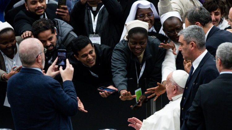 संत पापा  संचार पेशेवर पत्रकारों और  मीडिया कर्मीियों के साथ