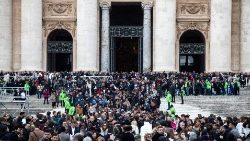 வத்திக்கான் தூய பேதுரு பெருங்கோவில் முன் திருப்பயணிகள்