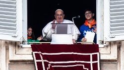 Il Papa, due ragazzi dell'Acr Roma con lui a finestra Angelus