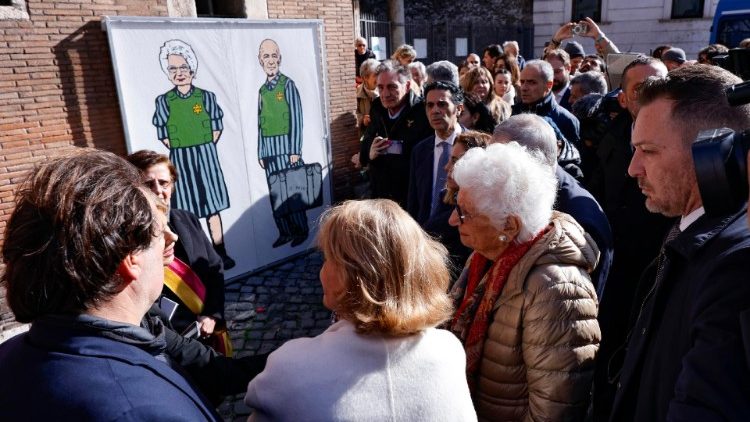 शोआ की स्मृति में एकत्रित यहूदी समुदाय