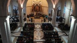 O cardeal Claudio Gugerotti se encontra com cristãos em uma igreja em Aleppo, norte da Síria, em 27 de janeiro de 2025.