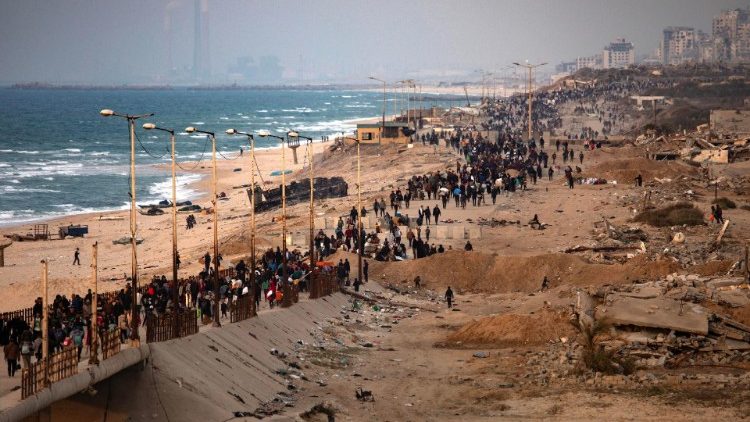 Palestīniešu bēgļi ceļā uz mājām Gazas ziemeļos