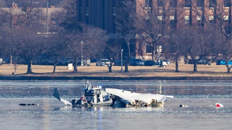 Esfuerzos de búsqueda tras la colisión de un avión de pasajeros con un helicóptero militar en Washington DC
