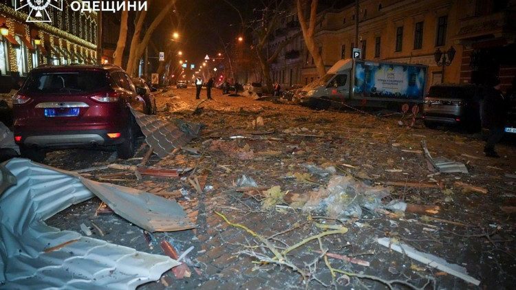 Entulhos espalhados pela estrada no local de um ataque russo, em meio ao ataque russo à Ucrânia, em Odesa, Oblast de Odesa, Ucrânia, 31 de janeiro de 2025. State Emergency Service of Ukraine in the Odesa region/Handout via REUTERS