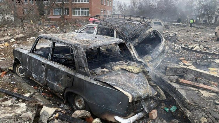 imagem de folheto disponibilizada pelo Serviço de Emergência do Estado mostra socorristas ucranianos trabalhando no local de um ataque de foguete em um prédio residencial em Poltava, Ucrânia, 01 de fevereiro de 2025 em meio à invasão russa em andamento. Pelo menos três pessoas morreram e outras dez, incluindo uma criança, ficaram feridas como resultado do bombardeio, de acordo com o relatório do Serviço de Emergência do Estado. EPA/STATE EMERGENCY SERVICE
