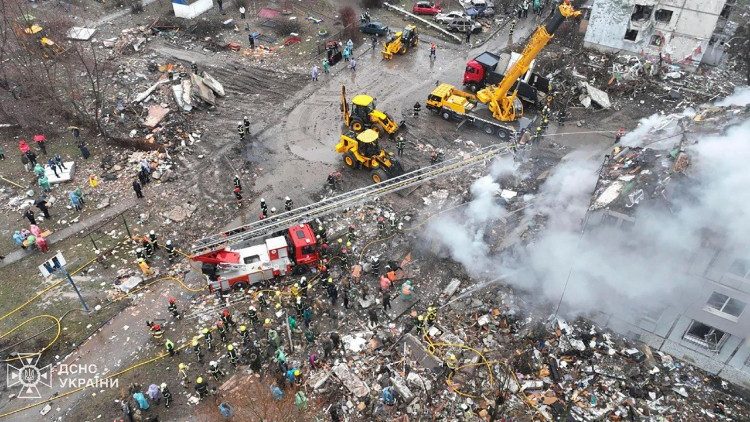 Uma foto de folheto disponibilizada pelo Serviço de Emergência Estatal da Ucrânia mostra socorristas ucranianos trabalhando no local de um ataque de foguete em um prédio residencial em Poltava, Ucrânia, em 01 de fevereiro de 2025, em meio à invasão russa em andamento. Pelo menos sete pessoas morreram e outras 17, incluindo quatro crianças, ficaram feridas, disse o Serviço de Emergência Estatal. EPA/STATE EMERGENCY SERVICE