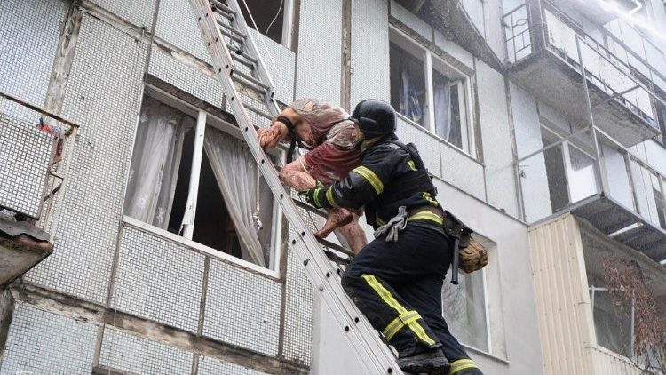 Uma foto de folheto disponibilizada pelo Serviço de Emergência do Estado da Ucrânia mostra socorristas ucranianos trabalhando no local de um ataque de foguete em um prédio residencial em Poltava, Ucrânia, 01 de fevereiro de 2025, em meio à invasão russa em andamento. Pelo menos sete pessoas morreram e outras 17, incluindo quatro crianças, ficaram feridas, disse o Serviço de Emergência do Estado. EPA/STATE EMERGENCY SERVICE
