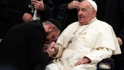 Ferenc pápát köszönti egy pap