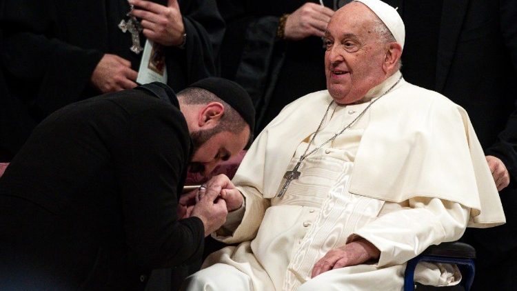 Ferenc pápát köszönti egy pap