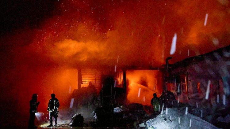 Serviços de emergência no local de um ataque de drones a uma fábrica civil em Kharkiv, Ucrânia, 02 de fevereiro de 2025 em meio à invasão russa em andamento. Ninguém ficou ferido no ataque, de acordo com o relatório do Serviço de Emergência do Estado. EPA/SERGEY KOZLOV