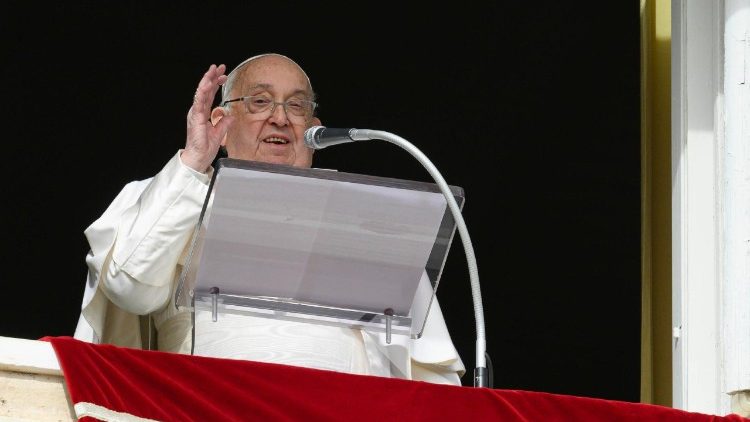 ርዕሰ ሊቃነ ጳጳሳት ፍራንቸስኮስ በቫቲካን በሚገኘው በቅዱስ ጴጥሮስ አደባባይ 