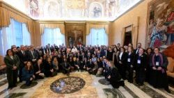 കുട്ടികളുടെ അവകാശങ്ങൾ സംബന്ധിച്ച ഉച്ചകോടിയിൽ പാപ്പായും വിവിധ രാജ്യങ്ങളിൽനിന്നുള്ള പ്രതിനിധികളും