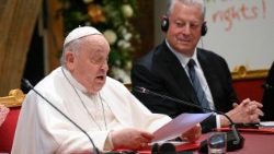 കുഞ്ഞുങ്ങൾ തനിക്കയച്ച കത്ത് വായിക്കുന്ന ഫ്രാൻസീസ് പാപ്പാ, കുട്ടികളുടെ അവകാശങ്ങളെ അധികരിച്ചുള്ള വത്തിക്കാൻ ഉച്ചകോടിയിൽ, 03/02/25