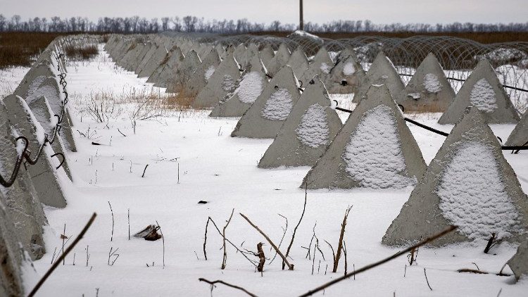 Uma linha de fortificação em um local não revelado na região de Kharkiv, Ucrânia, 06 de fevereiro de 2025, em meio à invasão russa em andamento. EPA/SERGEY KOZLOV