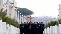 புனித கதவு வழியாக செல்லும் திருப்பயணிகள் 