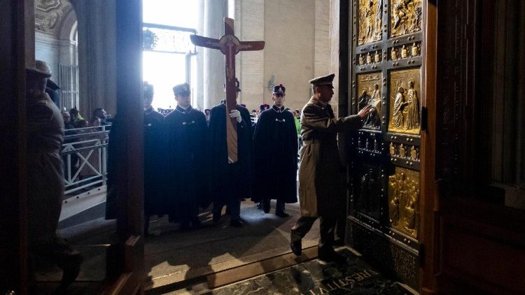 Sobotní dopoledne bylo věnováno pouti ke Svaté bráně ve Vatikánské bazilice