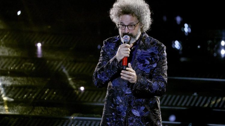 Сімонэ Крысцікі выконвае песню "Quando sarai piccola" на фестывалі Санрэма-2025