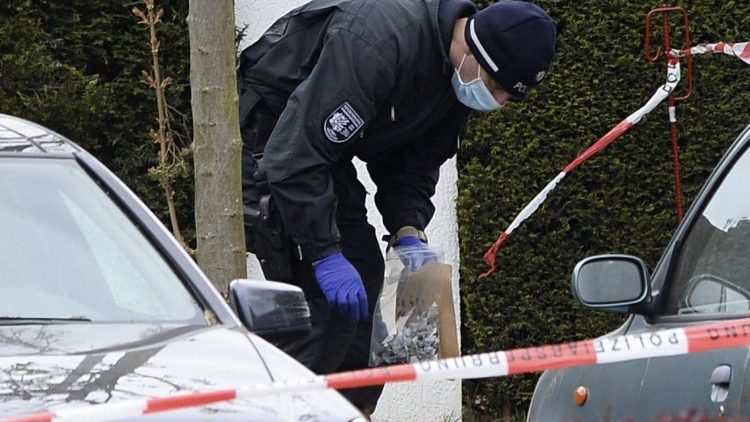 La polizia al lavoro a Monaco sulla scena dell'attentato