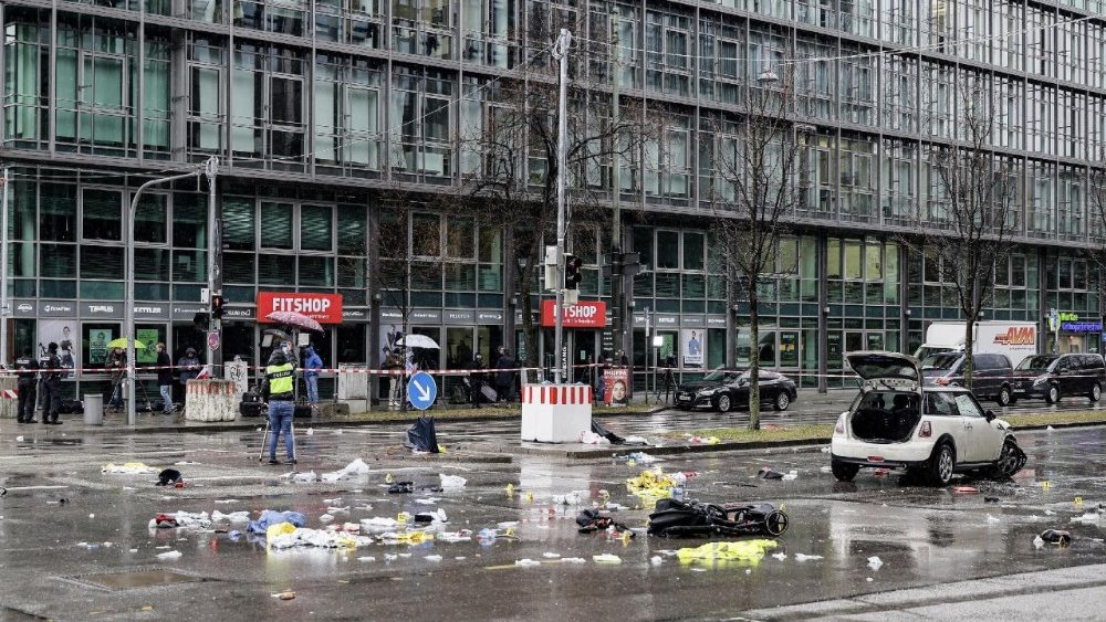 Uma visão geral mostra a cena após um veículo ter sido conduzido para uma manifestação sindical em Munique, Alemanha, em 13 de fevereiro de 2025. De acordo com declarações da polícia de Munique, pelo menos 28 pessoas ficaram feridas, duas delas gravemente. O motorista do veículo envolvido no incidente, um requerente de asilo afegão de 24 anos, foi preso, acrescentou a polícia. EPA/RONALD WITTEK